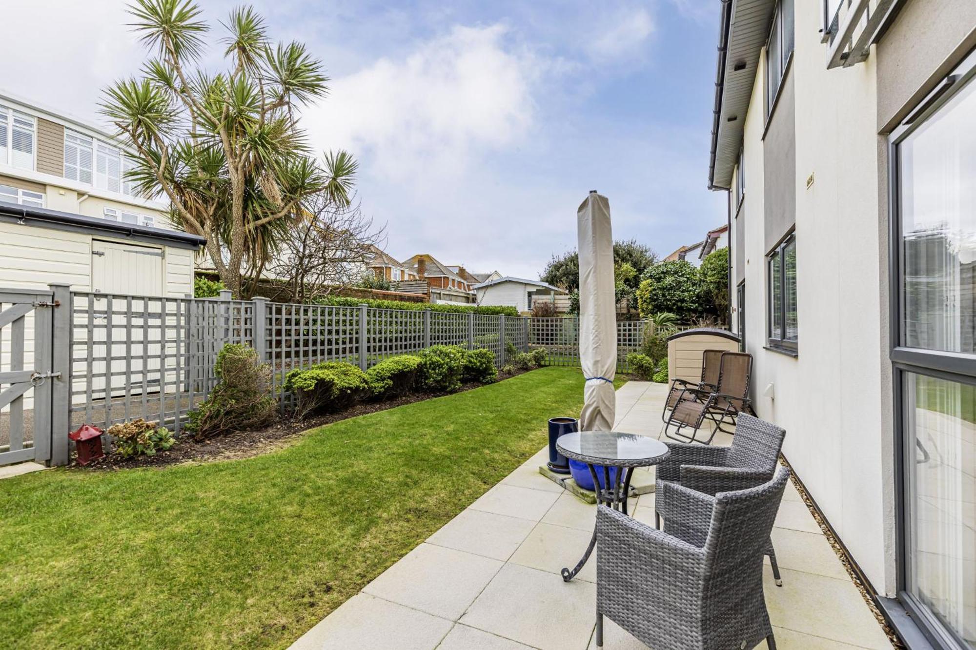 Front Getaway - Luxury With Large Garden