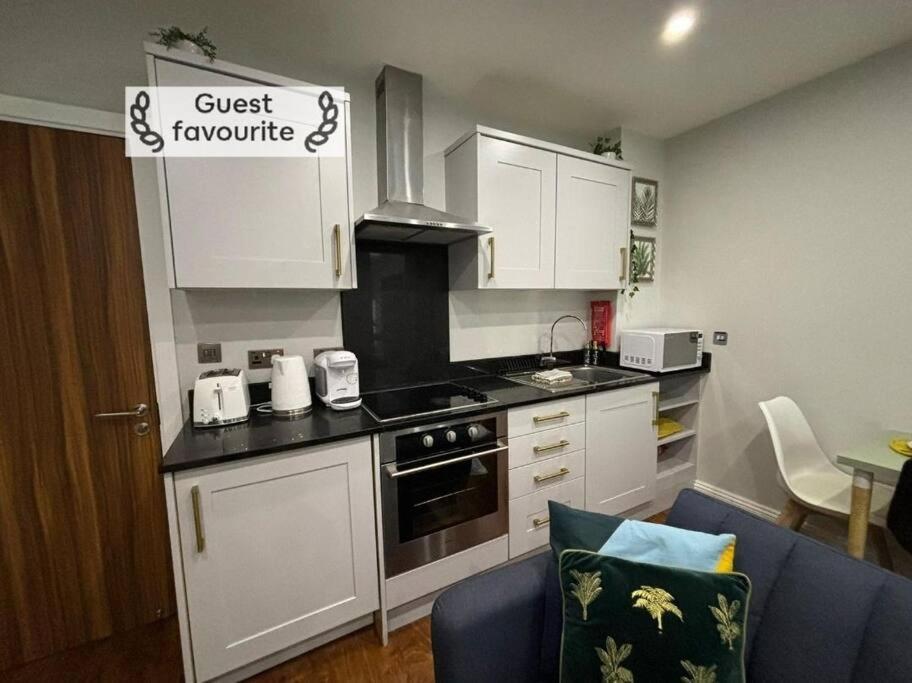 3 Mins Walk, 2pm Check-in, Private Garden. Apartment *