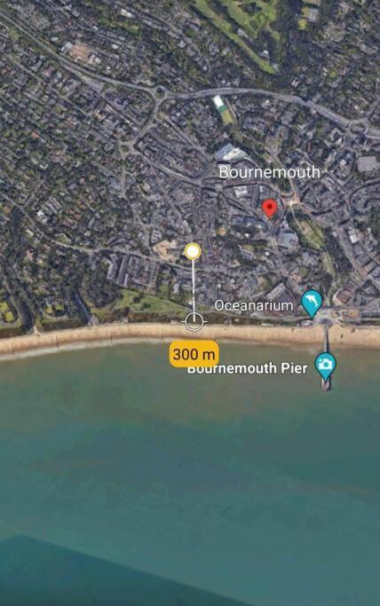 3 Mins Walk, 2pm Check-in, Private Garden. Apartment