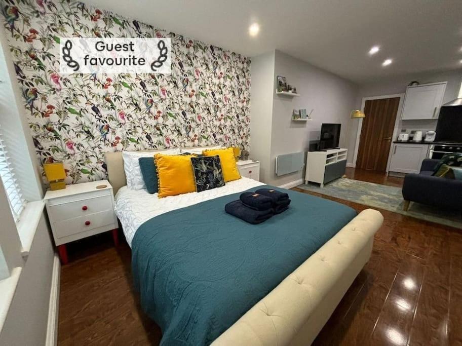 Apartment 3 Mins Walk, 2pm Check-in, Private Garden. *