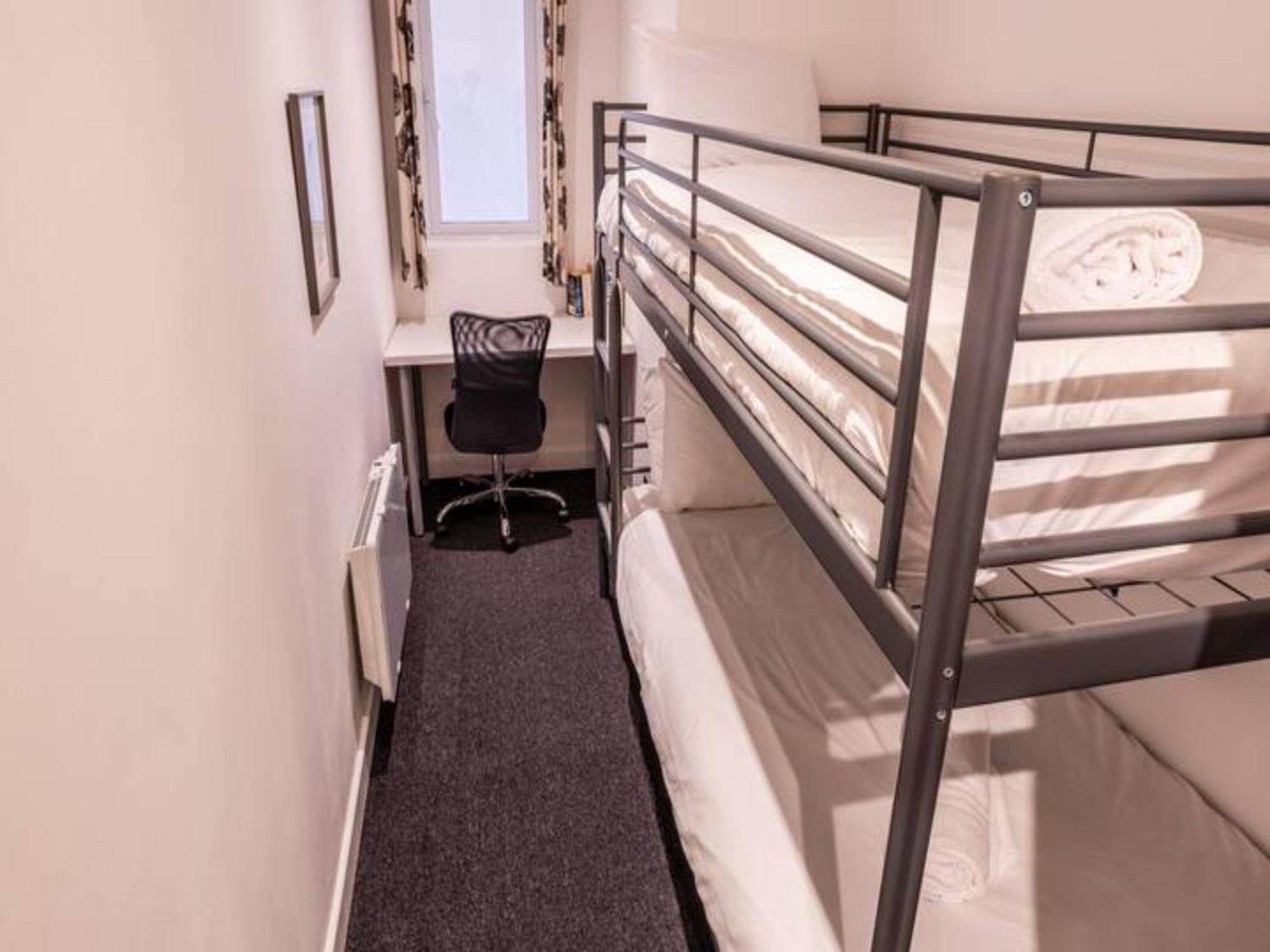 Apartment Newly Renovated Ideally Situated 2 Bedroom Flat