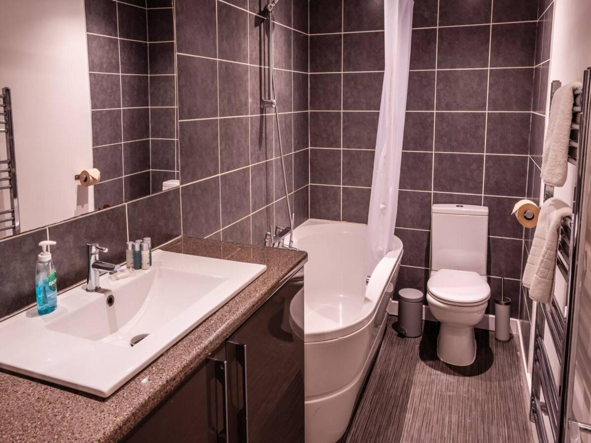 Newly Renovated Ideally Situated 2 Bedroom Flat Apartment *
