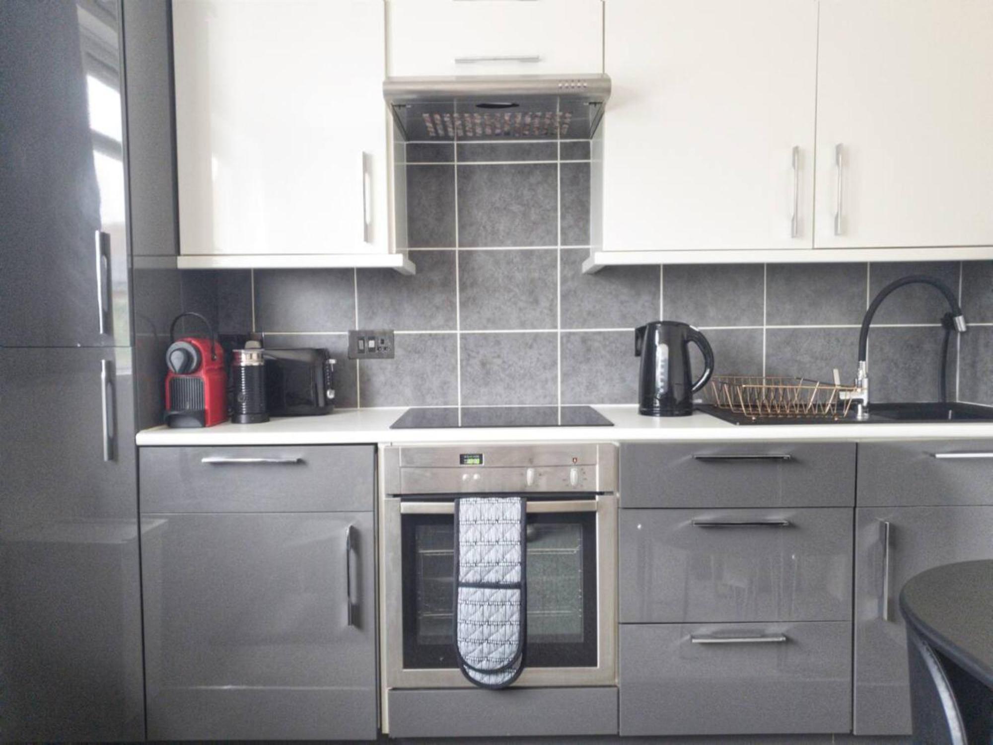 Apartment Newly Renovated Ideally Situated 2 Bedroom Flat