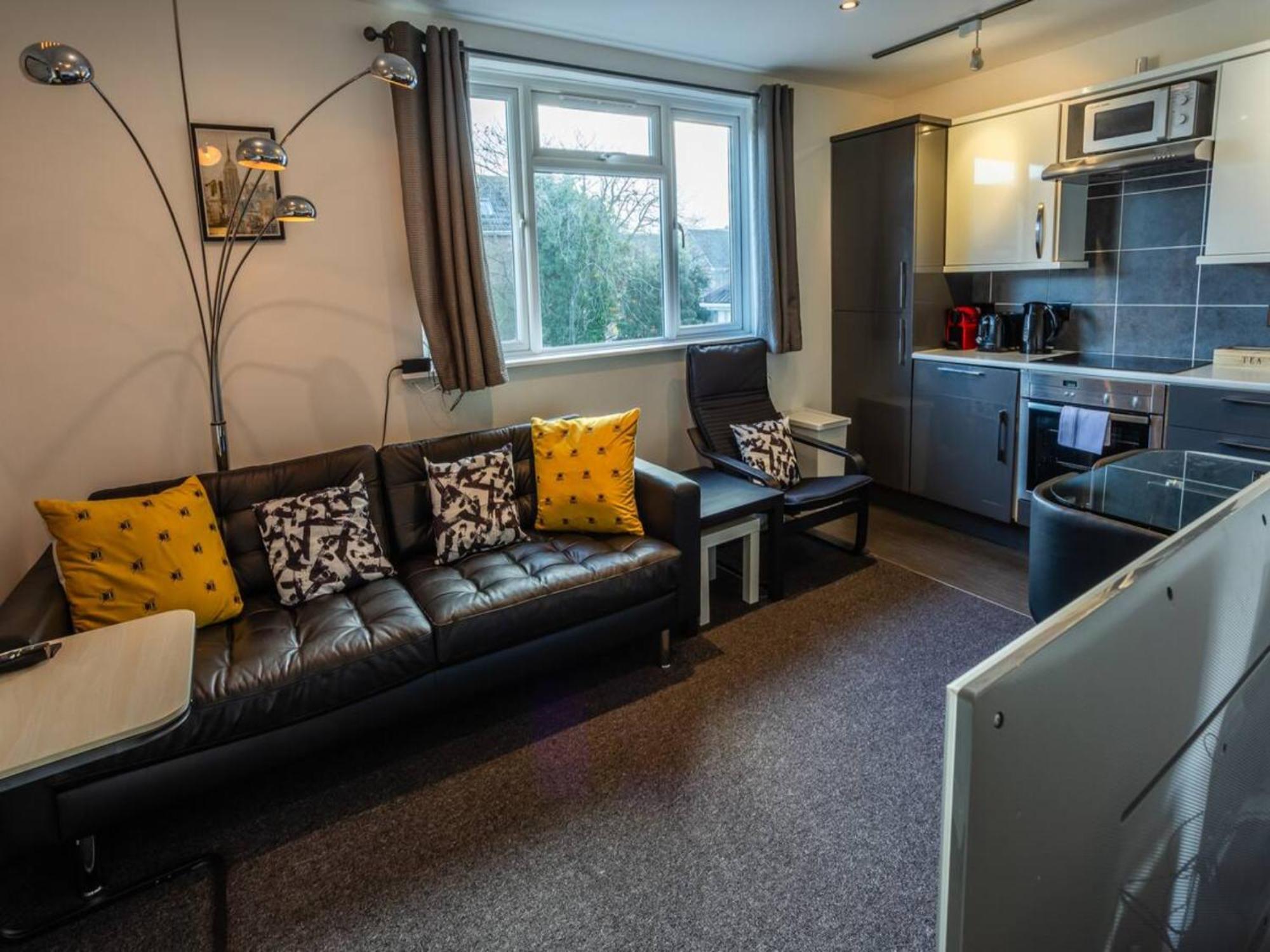 Newly Renovated Ideally Situated 2 Bedroom Flat Apartment