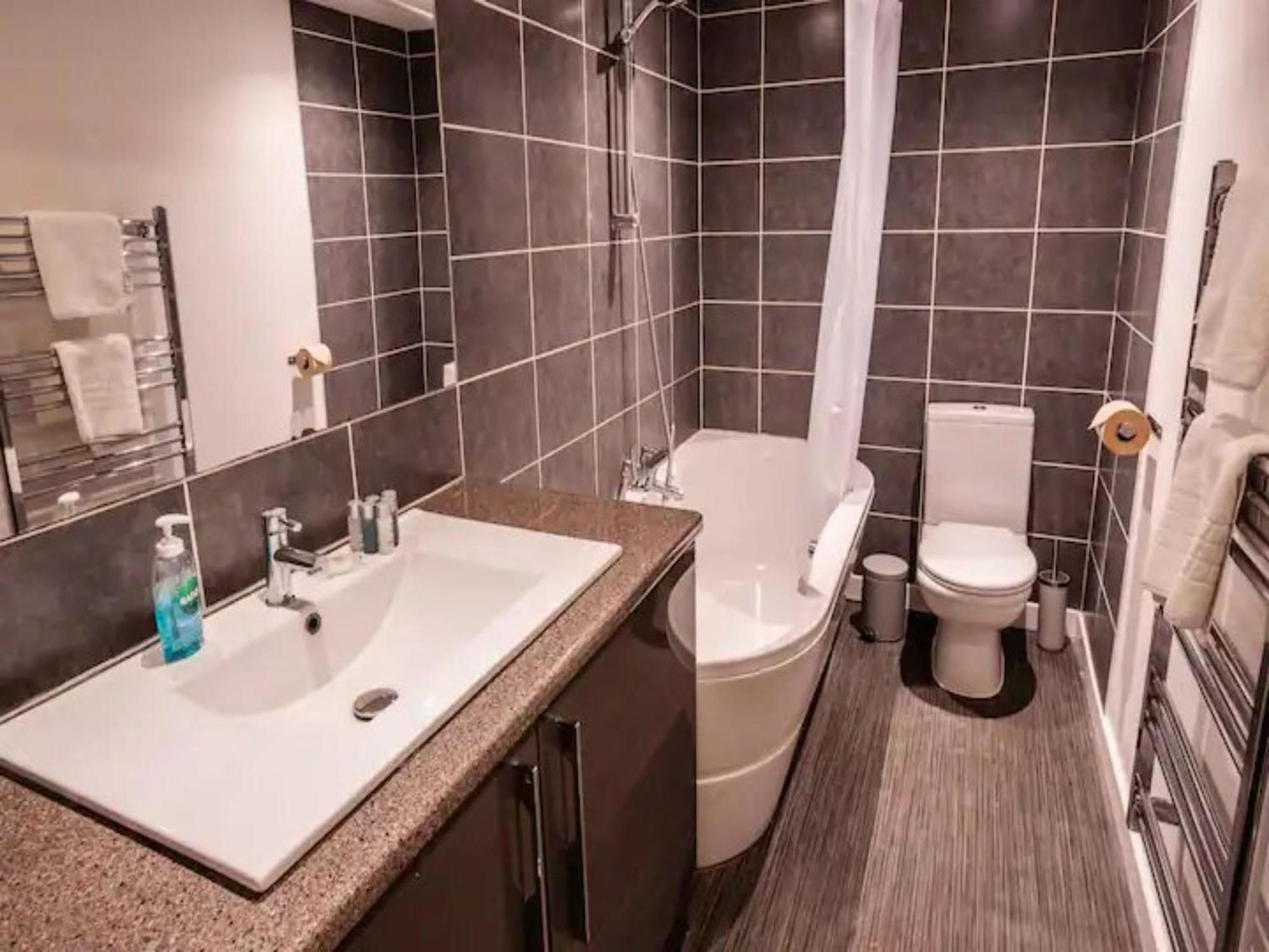Newly Renovated Ideally Situated 2 Bedroom Flat Apartment *