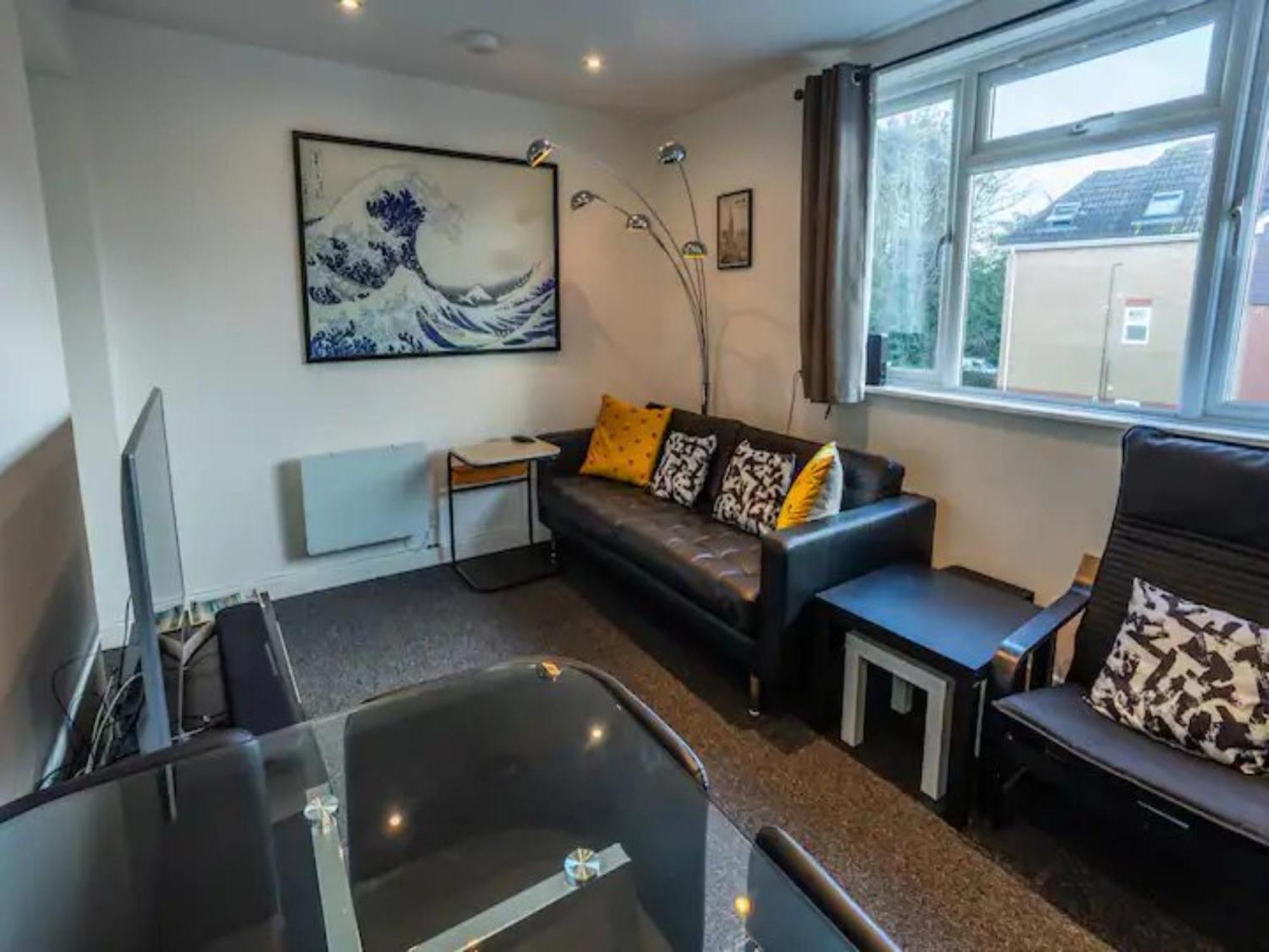 Newly Renovated Ideally Situated 2 Bedroom Flat *