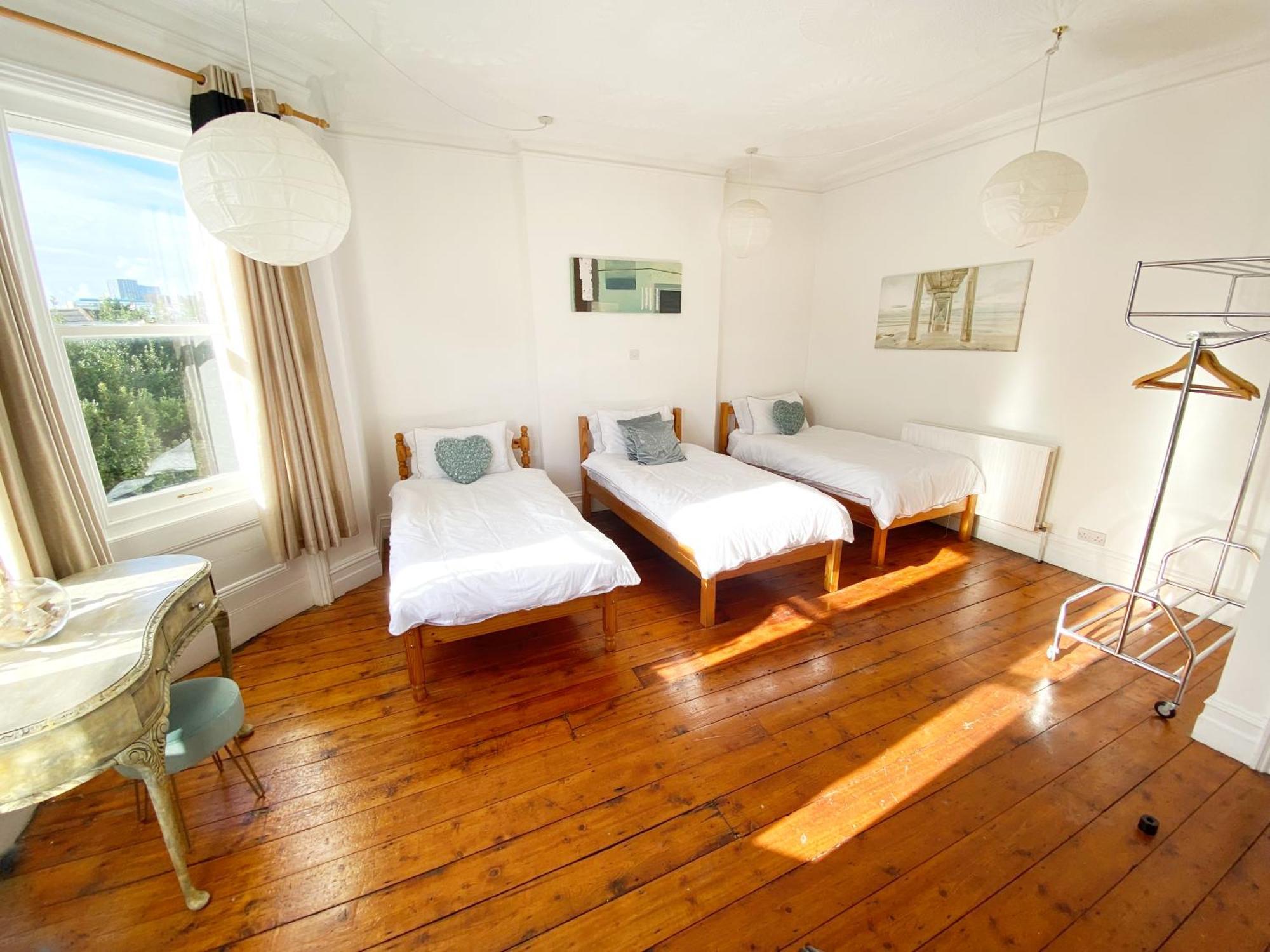 The Table House Close To Town & Free Parking *