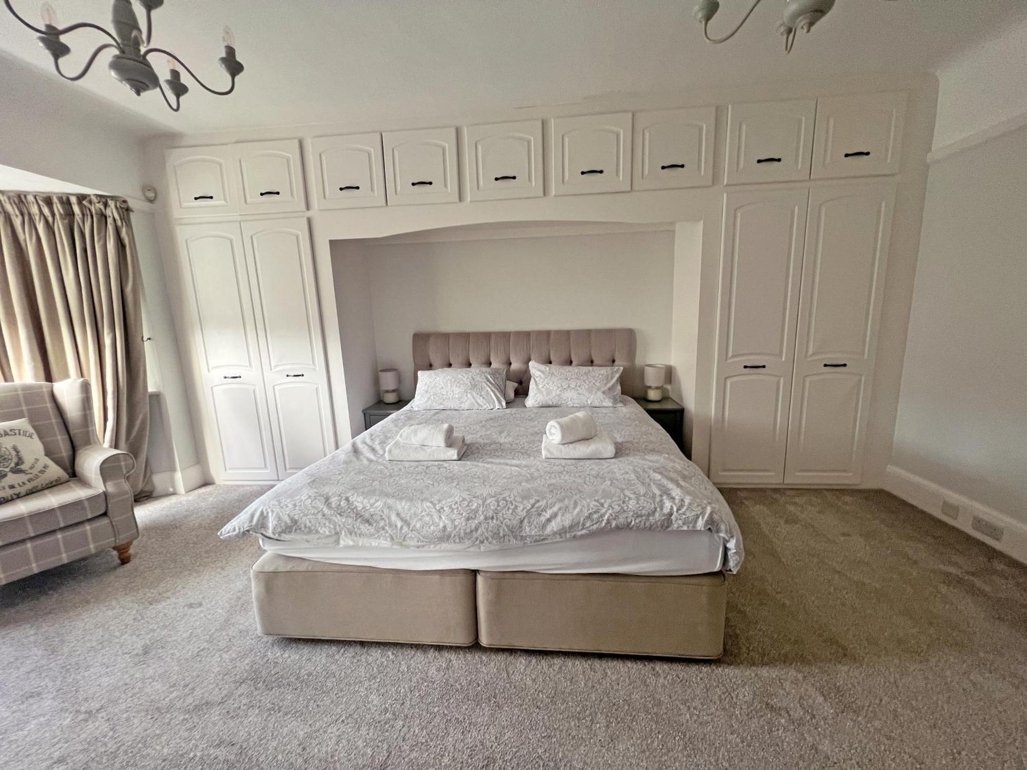 Four Bedroom Family Abode With Hot Tub, Garden And Bbq