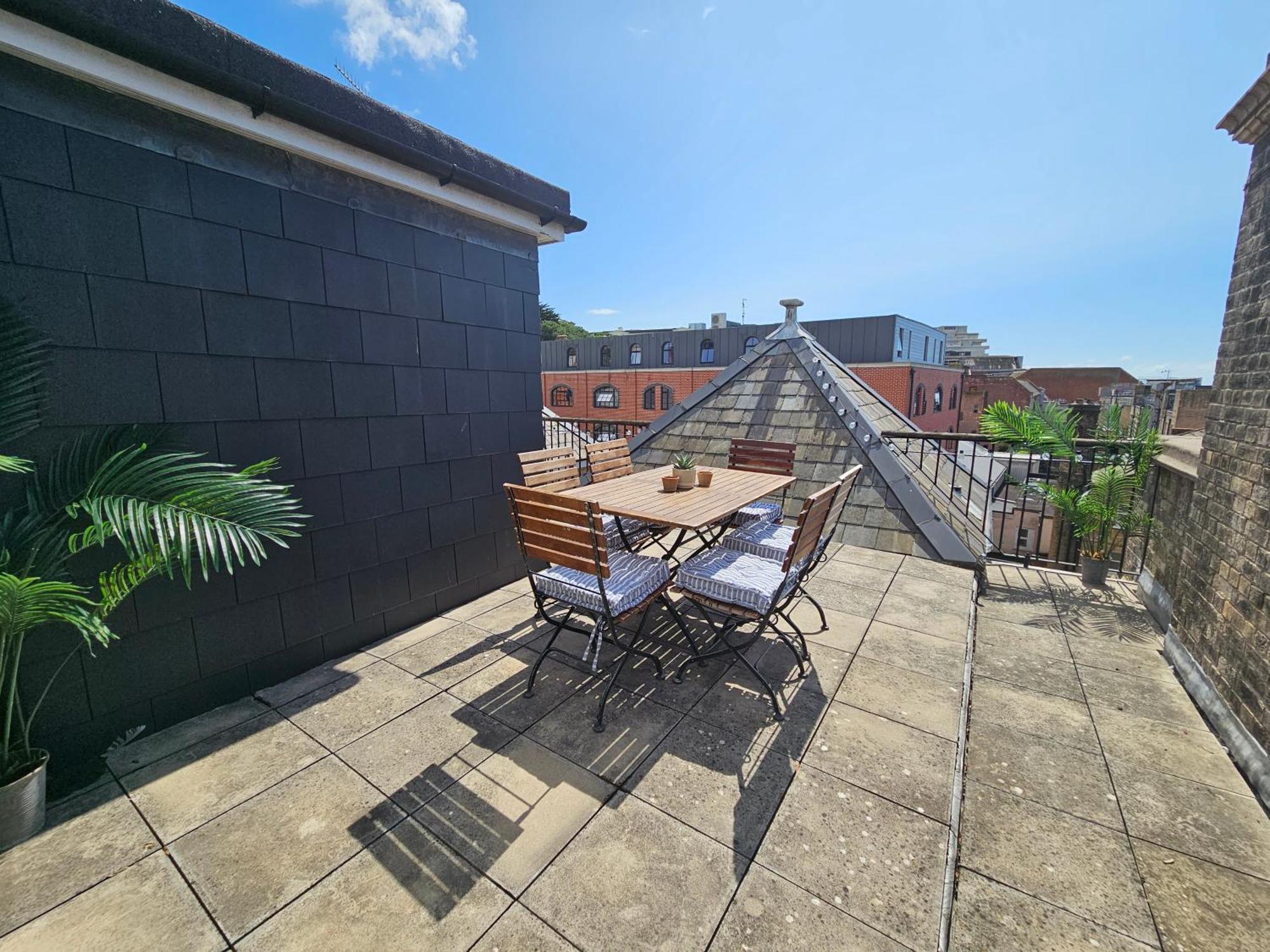 Cityscape Haven: 1 Bedroom With Terrace And View Apartment Bournemouth