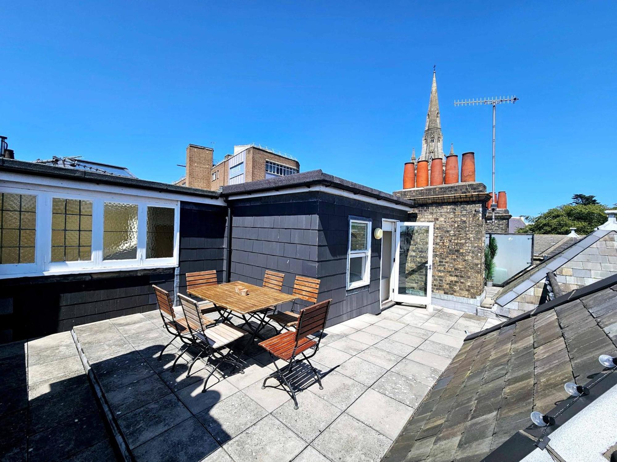 Apartment Cityscape Haven: 1 Bedroom With Terrace And View