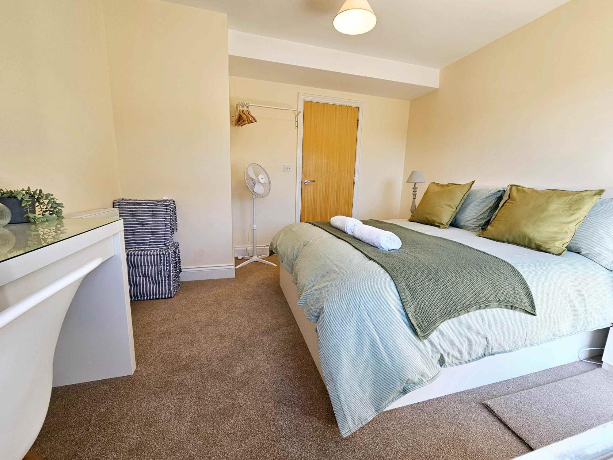 Cityscape Haven: 1 Bedroom With Terrace And View *