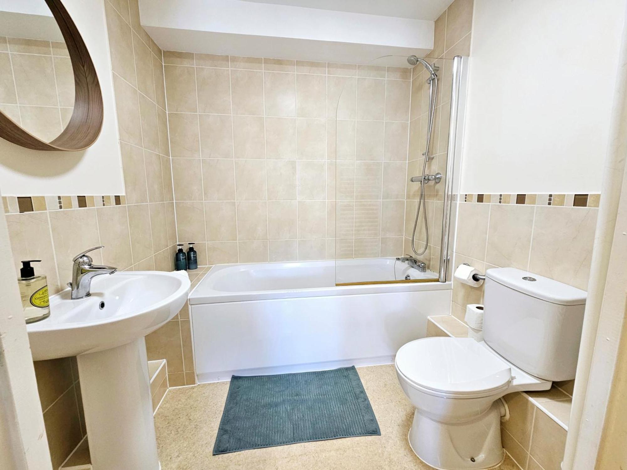 Apartment Cityscape Haven: 1 Bedroom With Terrace And View