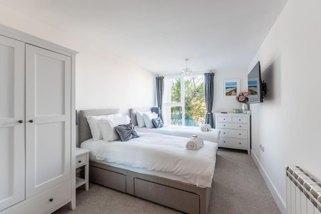 Apartment Stunning 2 Bed In + Parking *
