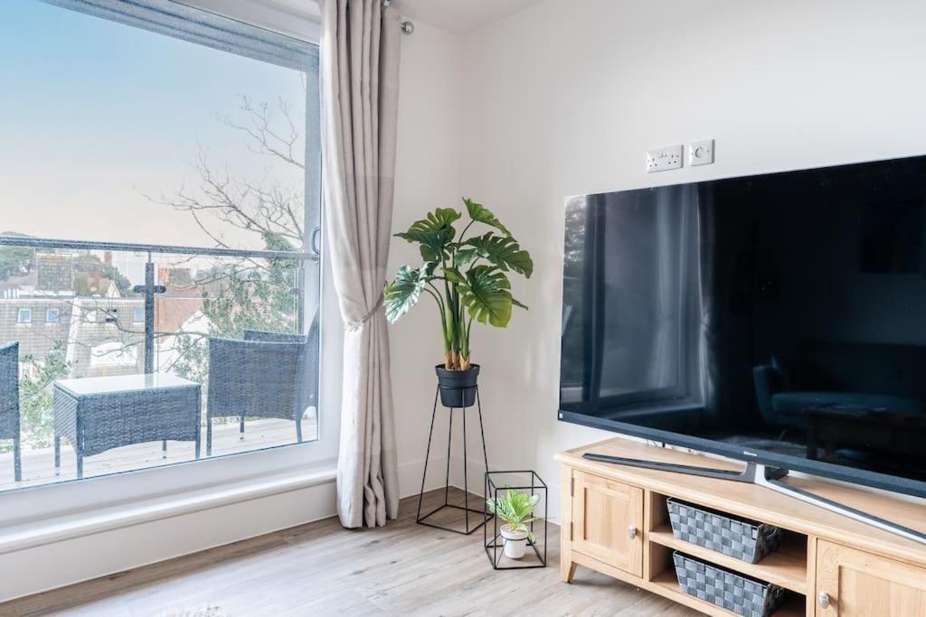 Stunning 2 Bed In + Parking Apartment Bournemouth
