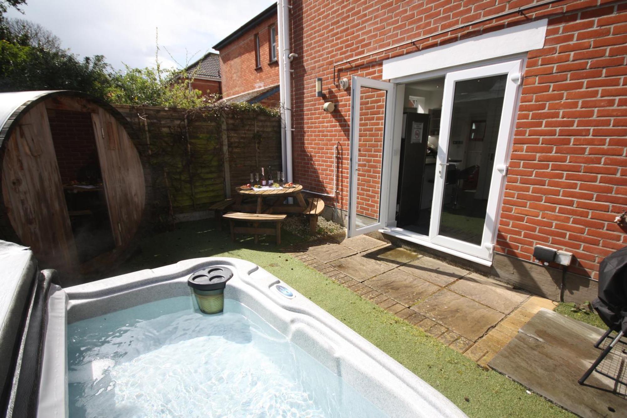 Hot Tub & Sauna *