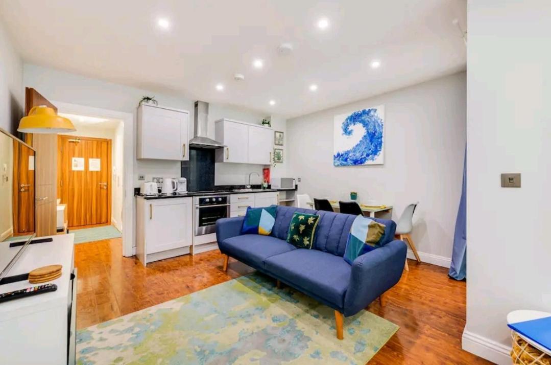 Apartment 3 Mins Walk, 2pm Check-in, Private Garden. *