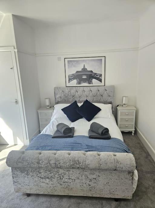 Stylish 2 Bedroom Town Centre Flat Near Bournemouth