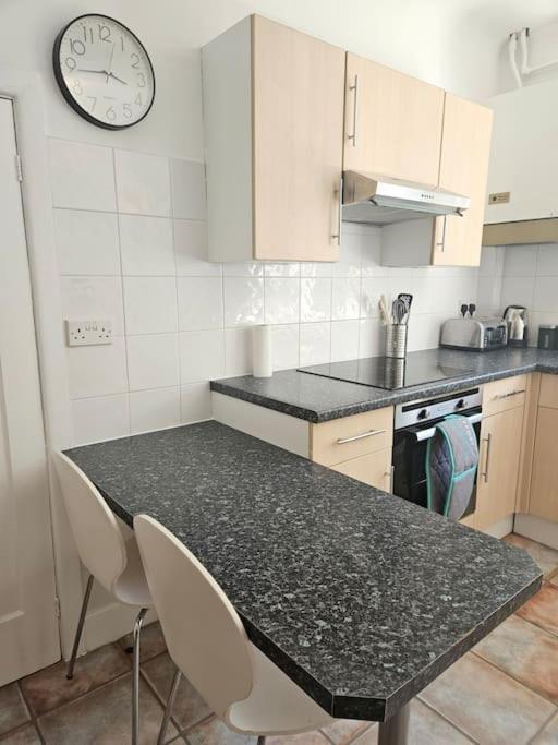 Stylish 2 Bedroom Town Centre Flat Near *