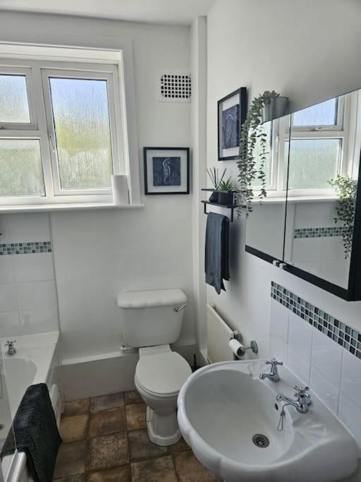 Stylish 2 Bedroom Town Centre Flat Near