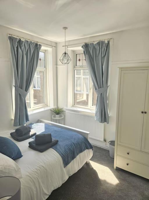 Stylish 2 Bedroom Town Centre Flat Near *