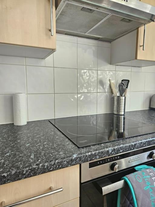 Stylish 2 Bedroom Town Centre Flat Near *