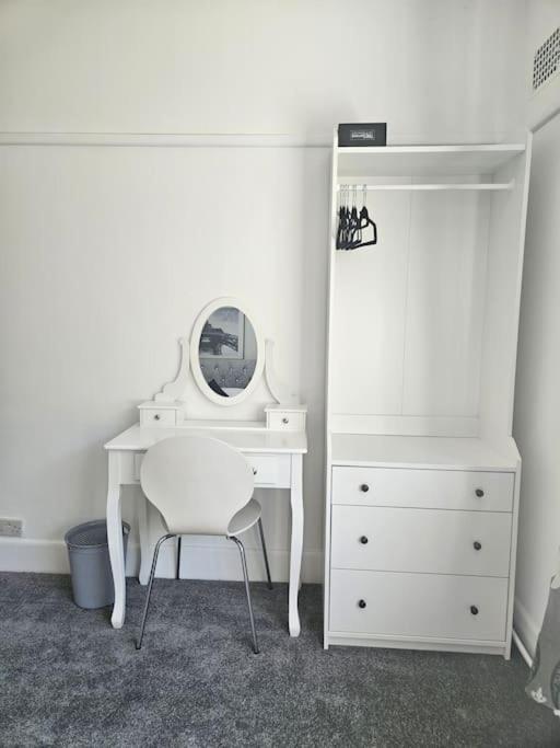 Stylish 2 Bedroom Town Centre Flat Near Bournemouth