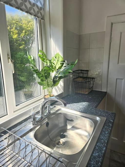 Stylish 2 Bedroom Town Centre Flat Near Apartment *