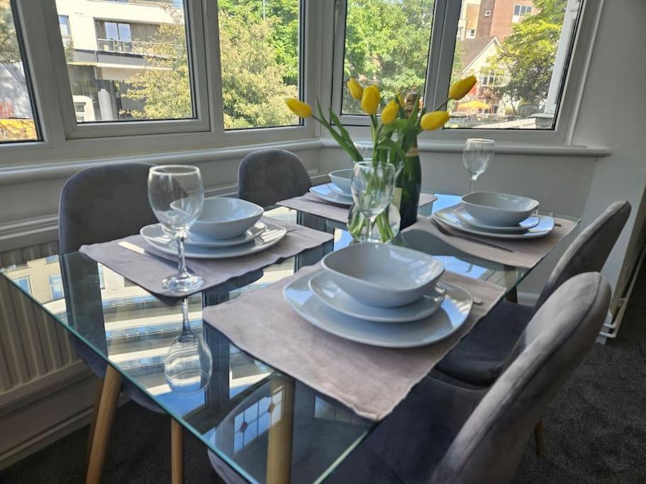 Stylish 2 Bedroom Town Centre Flat Near