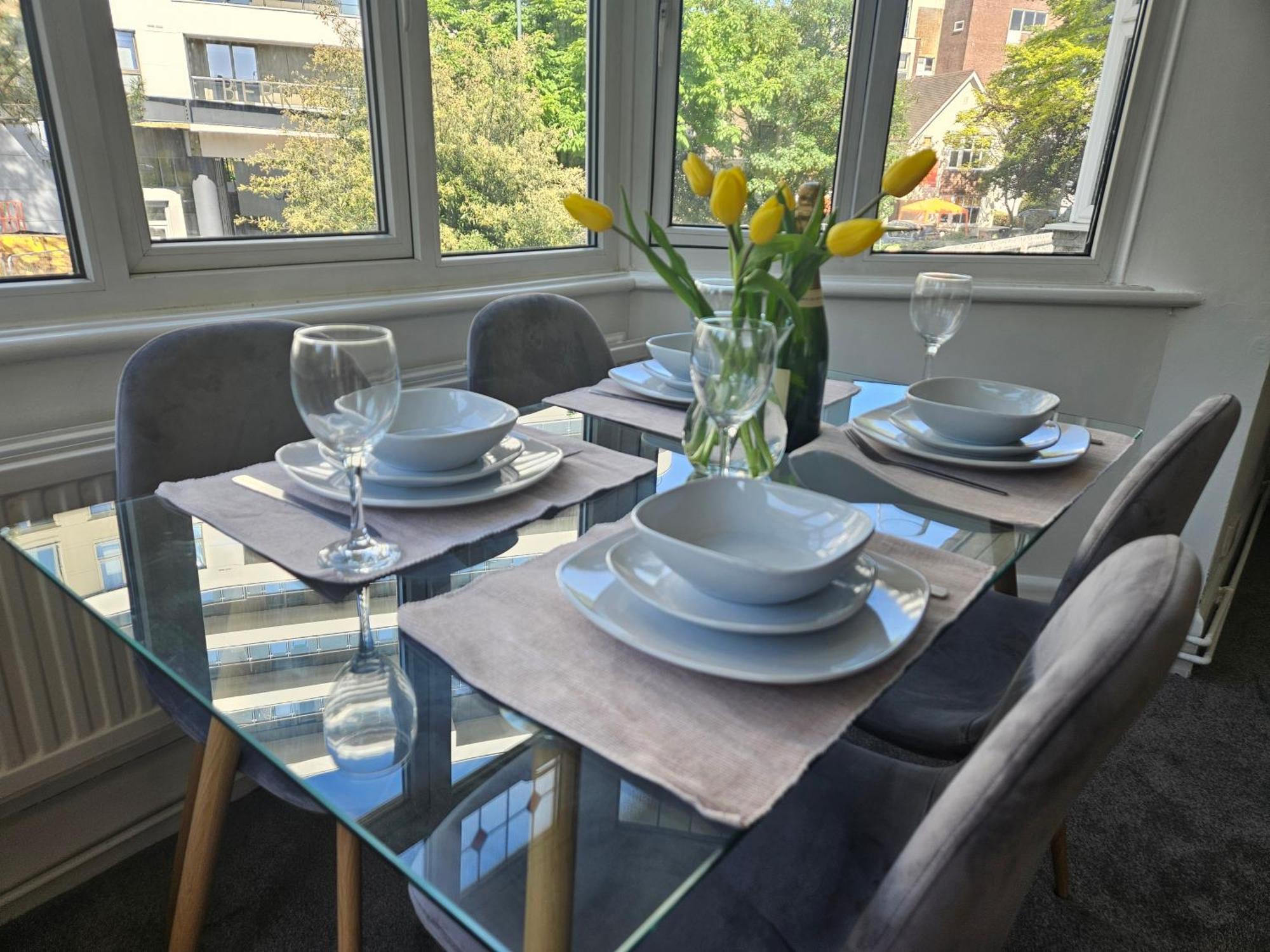 Stylish 2 Bedroom Town Centre Flat Near Bournemouth