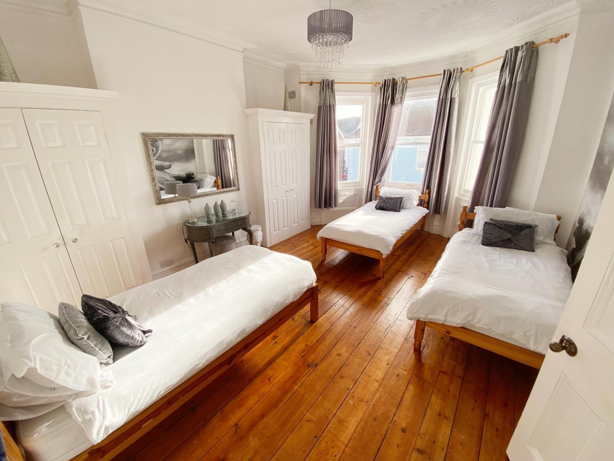 The Table House Close To Town & Free Parking