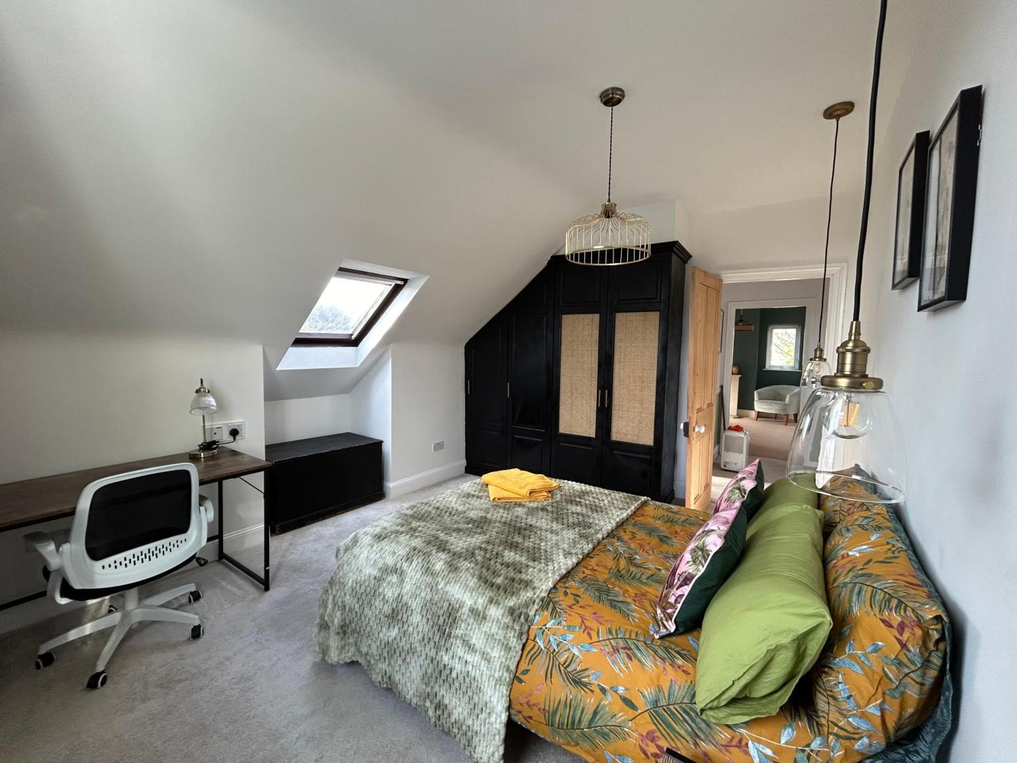 Seaside Rentals Bournemouth - 2Br, Upto 6Ppl, Beach 3 Min Walk, Dogs Ok, Wifi, Park 2 Cars