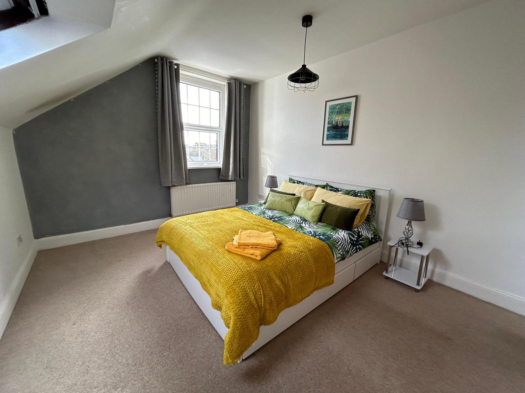 Seaside Rentals Bournemouth - 2Br, Upto 6Ppl, Beach 3 Min Walk, Dogs Ok, Wifi, Park 2 Cars Apartment Bournemouth