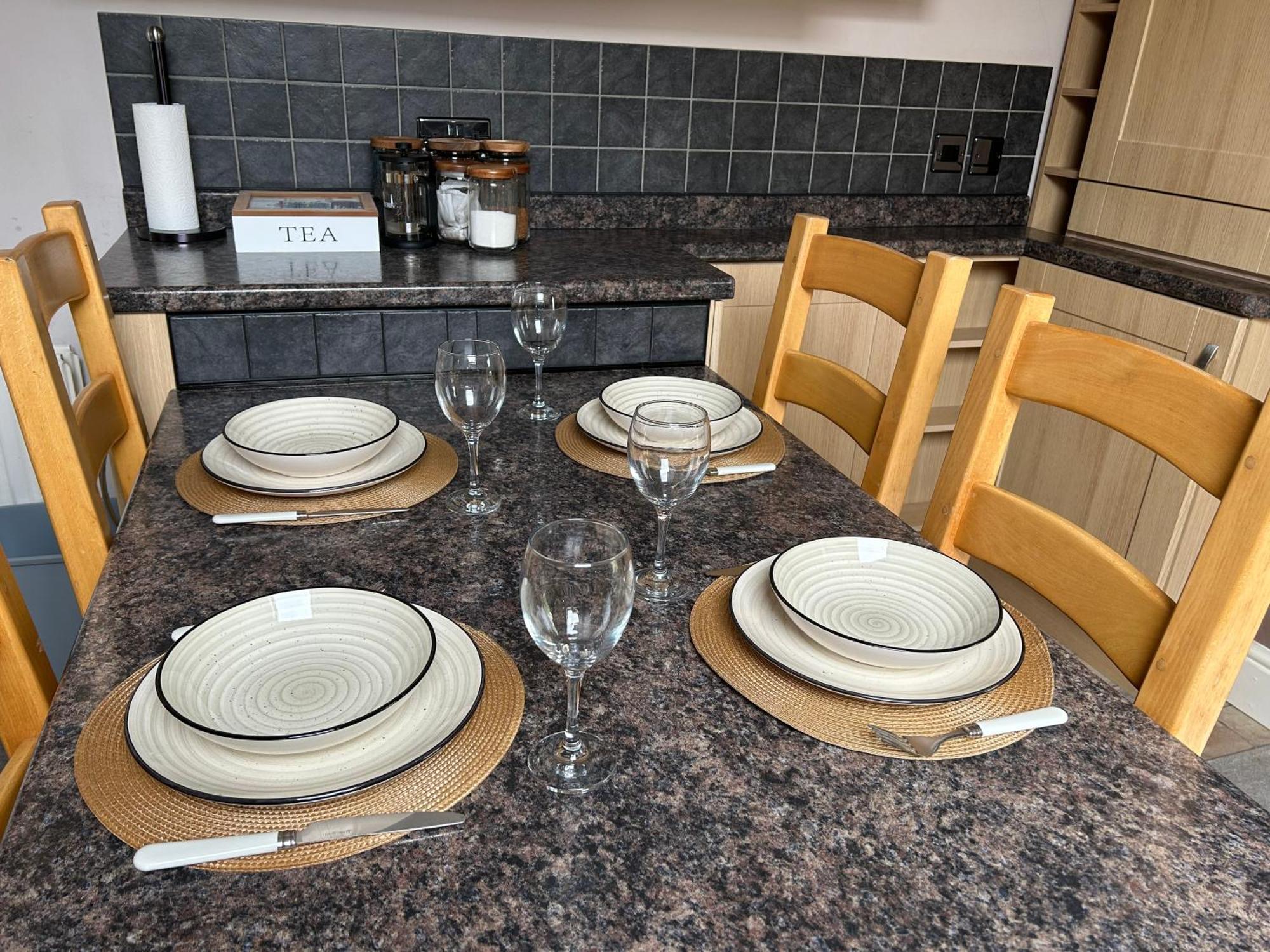 Apartment Seaside Rentals Bournemouth - 2Br, Upto 6Ppl, Beach 3 Min Walk, Dogs Ok, Wifi, Park 2 Cars