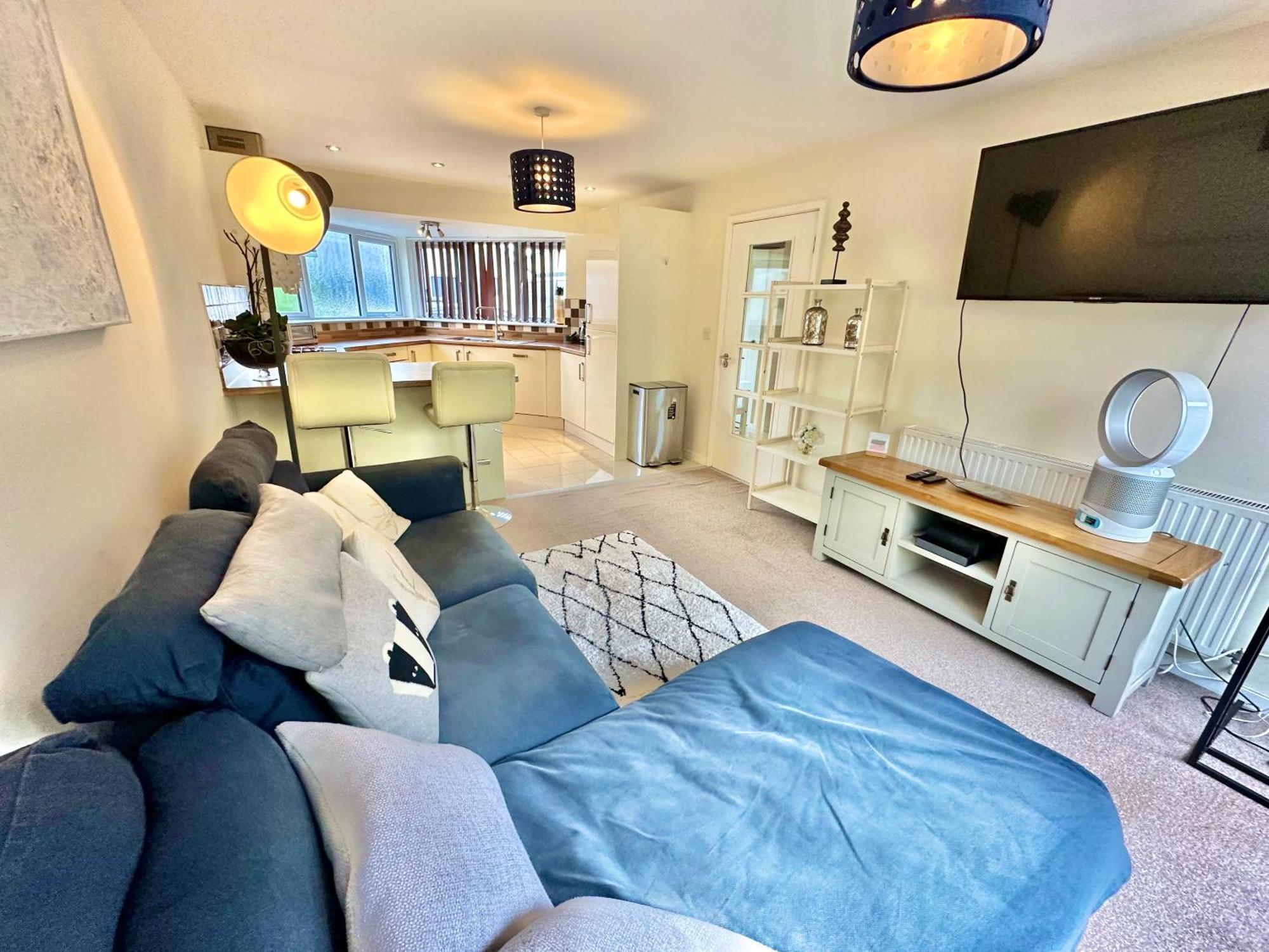 Three Bedroom Detached With Parking, Dog Friendly, Quiet Location, Short Drive To Beach! Bournemouth