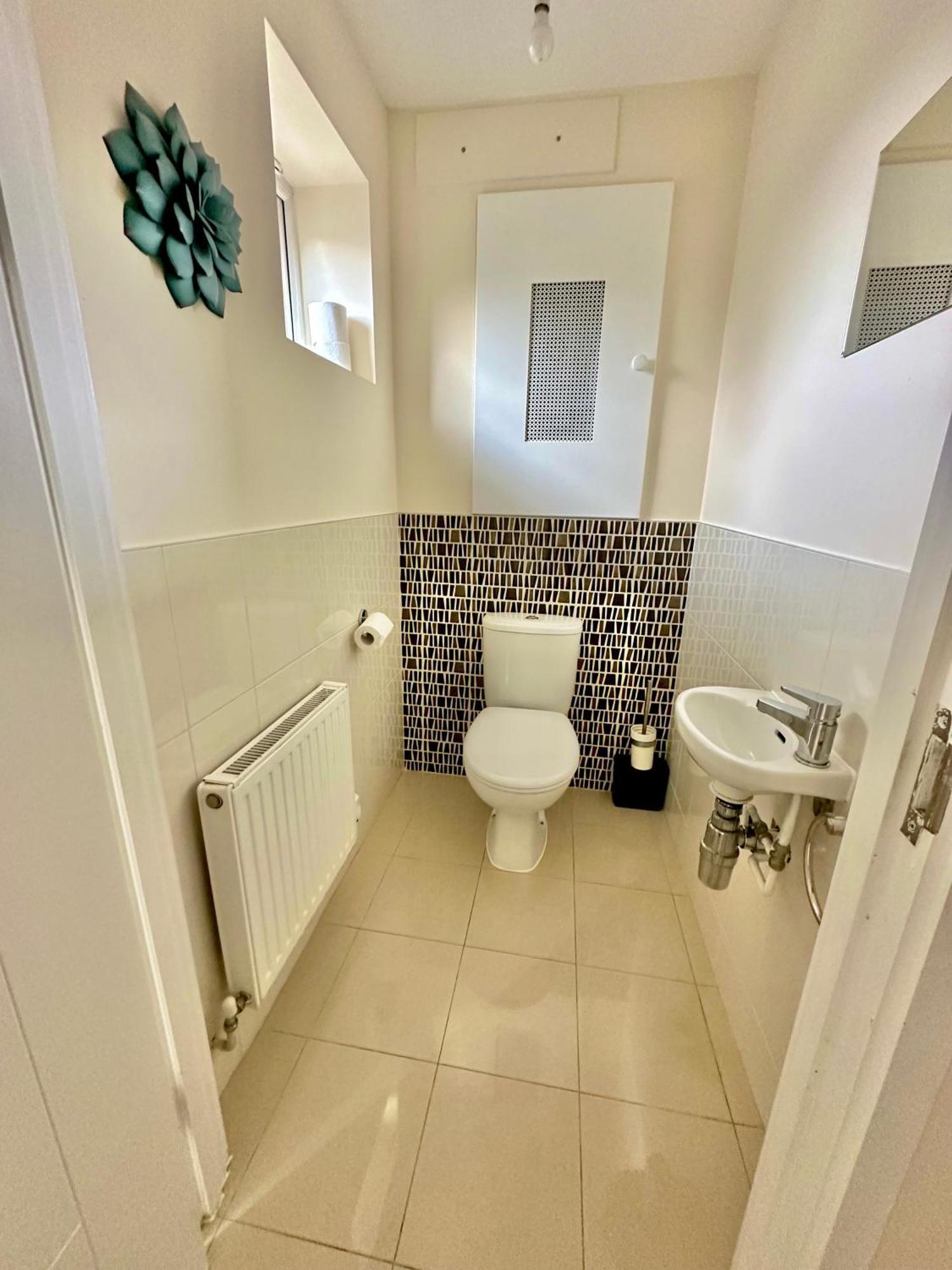 Three Bedroom Detached With Parking, Dog Friendly, Quiet Location, Short Drive To Beach! Bournemouth