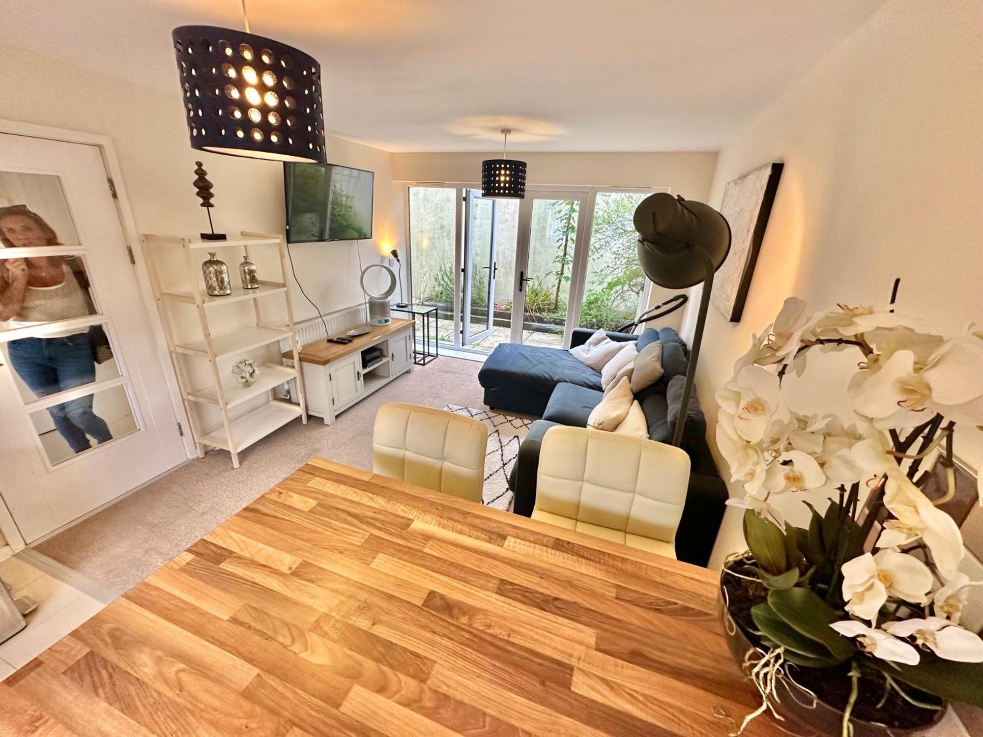 Three Bedroom Detached With Parking, Dog Friendly, Quiet Location, Short Drive To Beach! Holiday home *