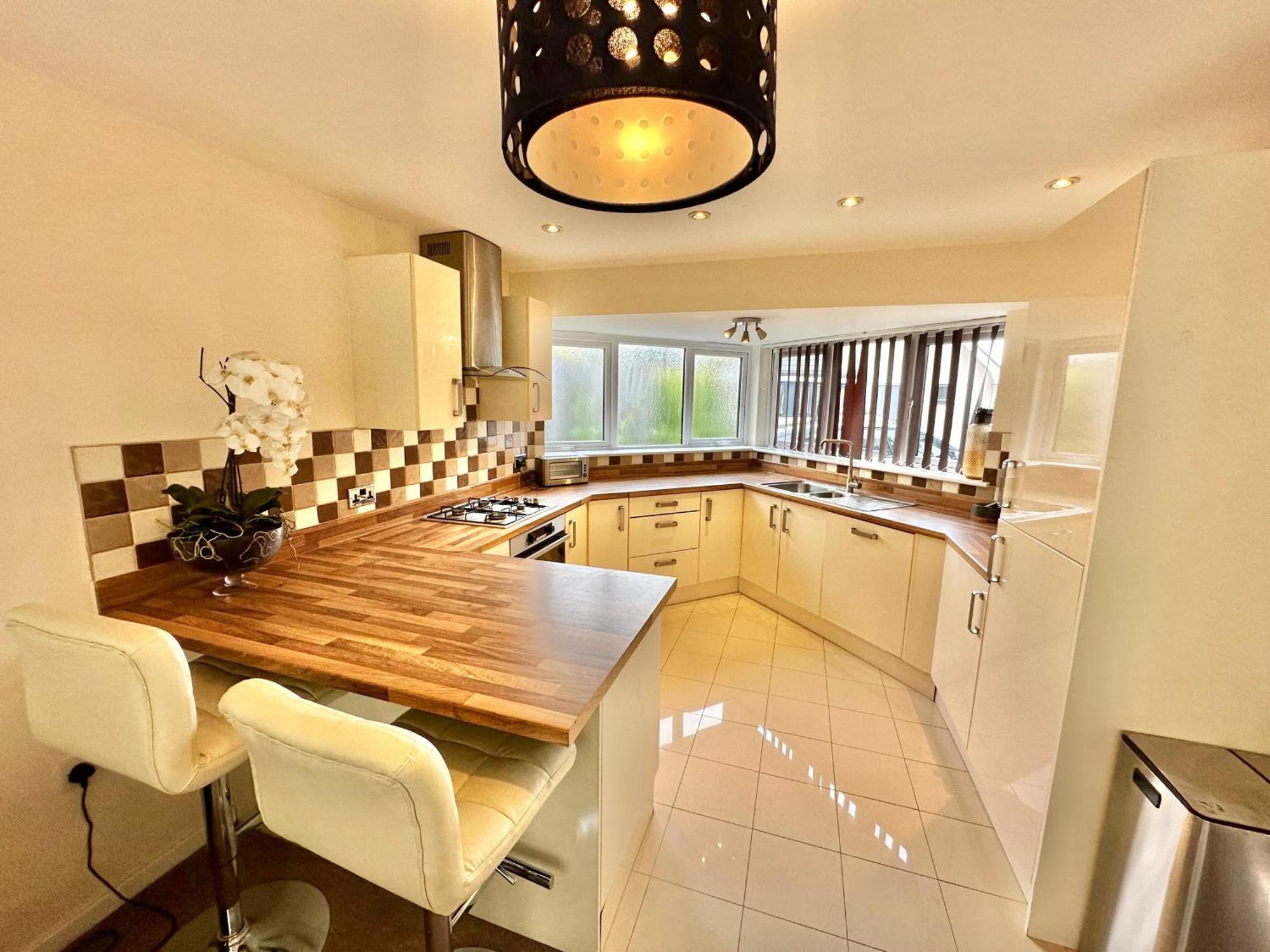 Three Bedroom Detached With Parking, Dog Friendly, Quiet Location, Short Drive To Beach! Holiday home Bournemouth