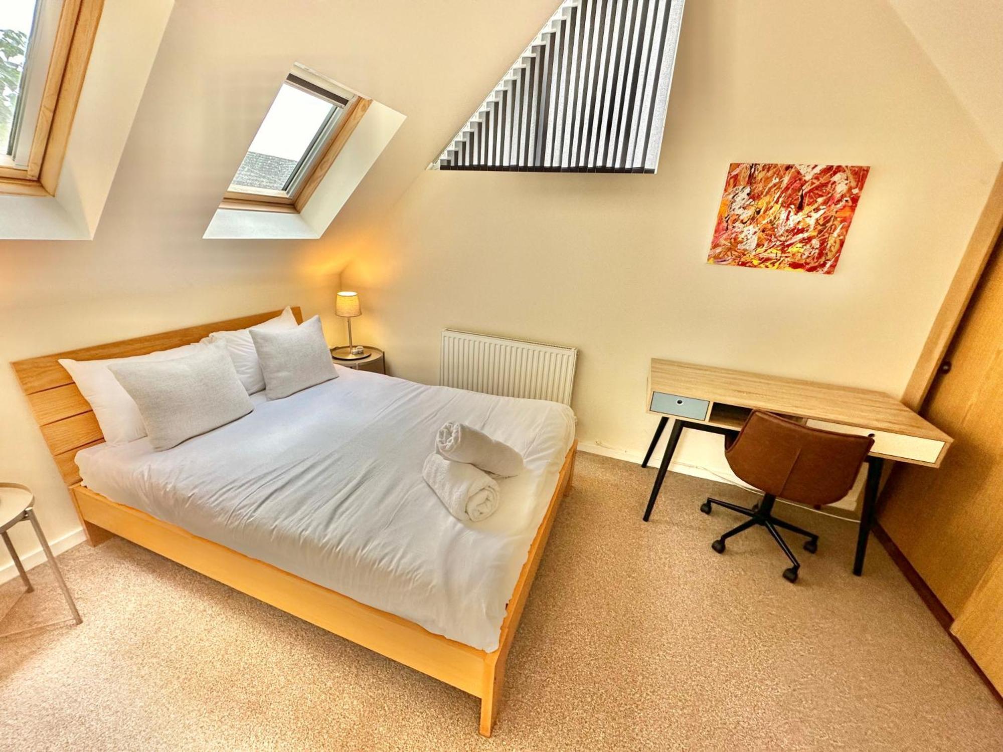 Three Bedroom Detached With Parking, Dog Friendly, Quiet Location, Short Drive To Beach! Holiday home Bournemouth