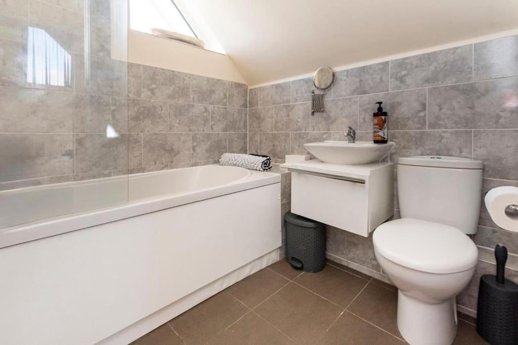 Three Bedroom Detached With Parking, Dog Friendly, Quiet Location, Short Drive To Beach! Holiday home *