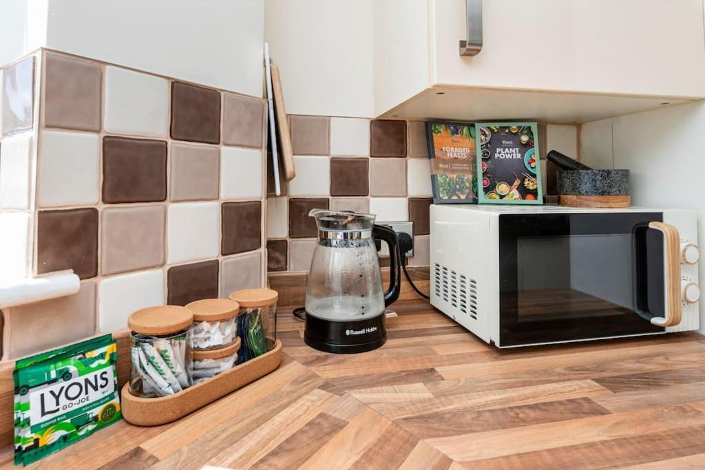 Three Bedroom Detached With Parking, Dog Friendly, Quiet Location, Short Drive To Beach! Bournemouth