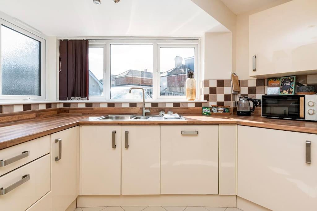 Three Bedroom Detached With Parking, Dog Friendly, Quiet Location, Short Drive To Beach! Holiday home