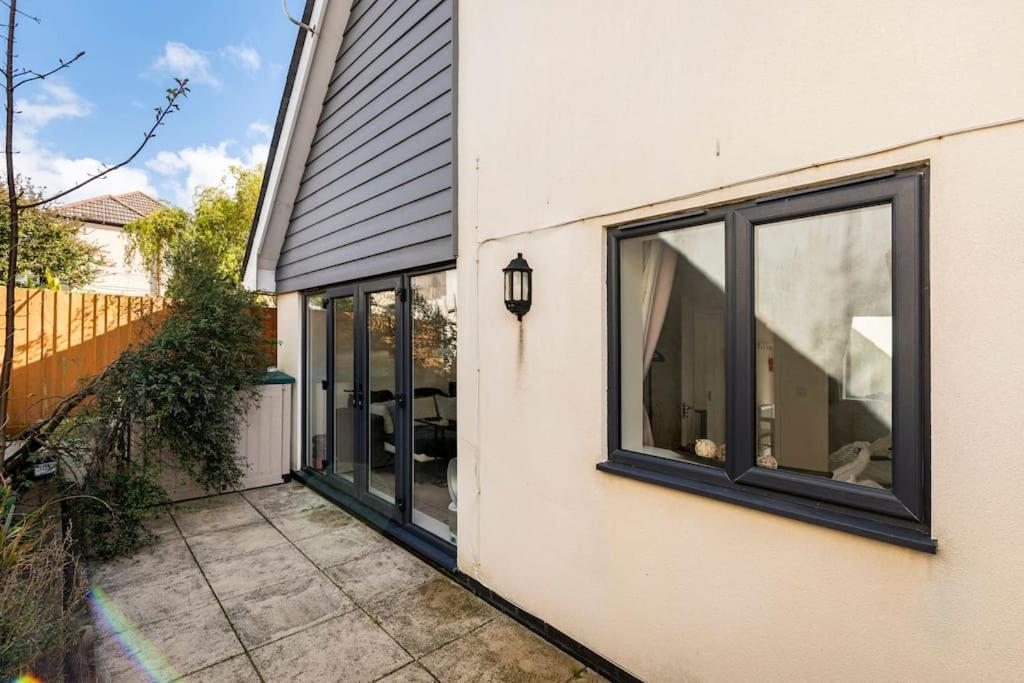 Three Bedroom Detached With Parking, Dog Friendly, Quiet Location, Short Drive To Beach! Holiday home Bournemouth
