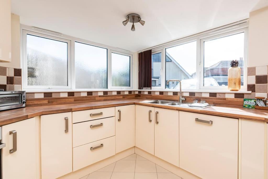 Three Bedroom Detached With Parking, Dog Friendly, Quiet Location, Short Drive To Beach! * Bournemouth