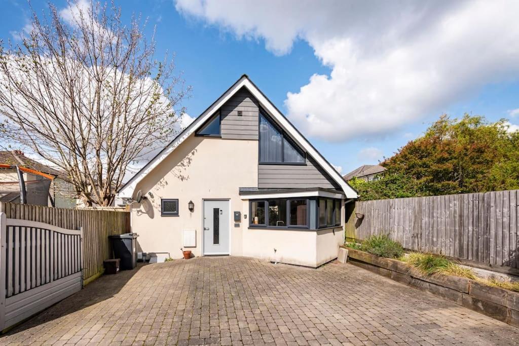Holiday home Three Bedroom Detached With Parking, Dog Friendly, Quiet Location, Short Drive To Beach! Bournemouth