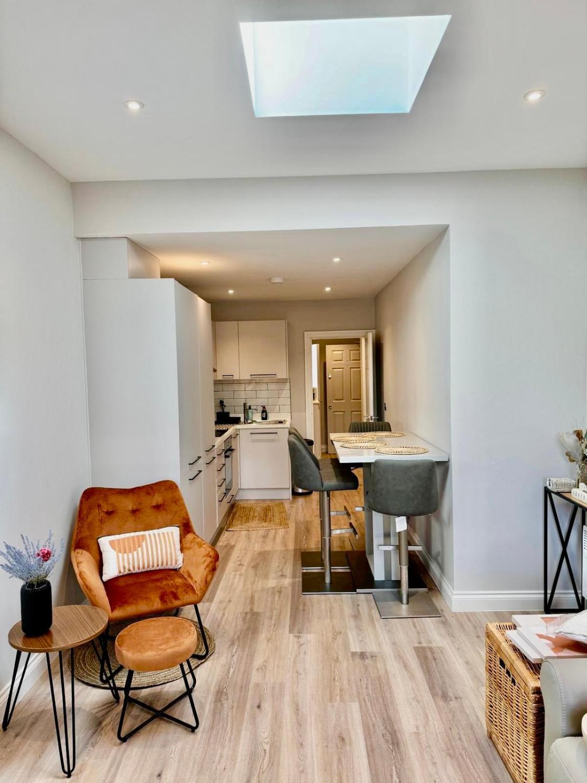 Brand New -coastal Breeze 1-bedroom In With Free Parking- Sleeps 4 Ppl- Internet Apartment *