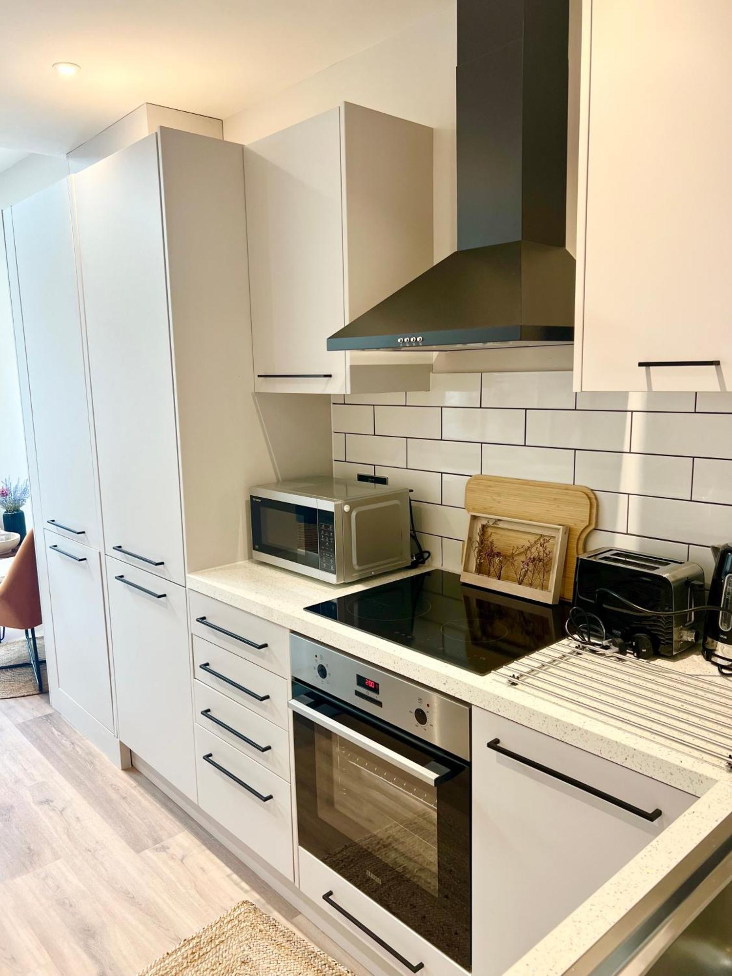 Brand New -coastal Breeze 1-bedroom In With Free Parking- Sleeps 4 Ppl- Internet Apartment