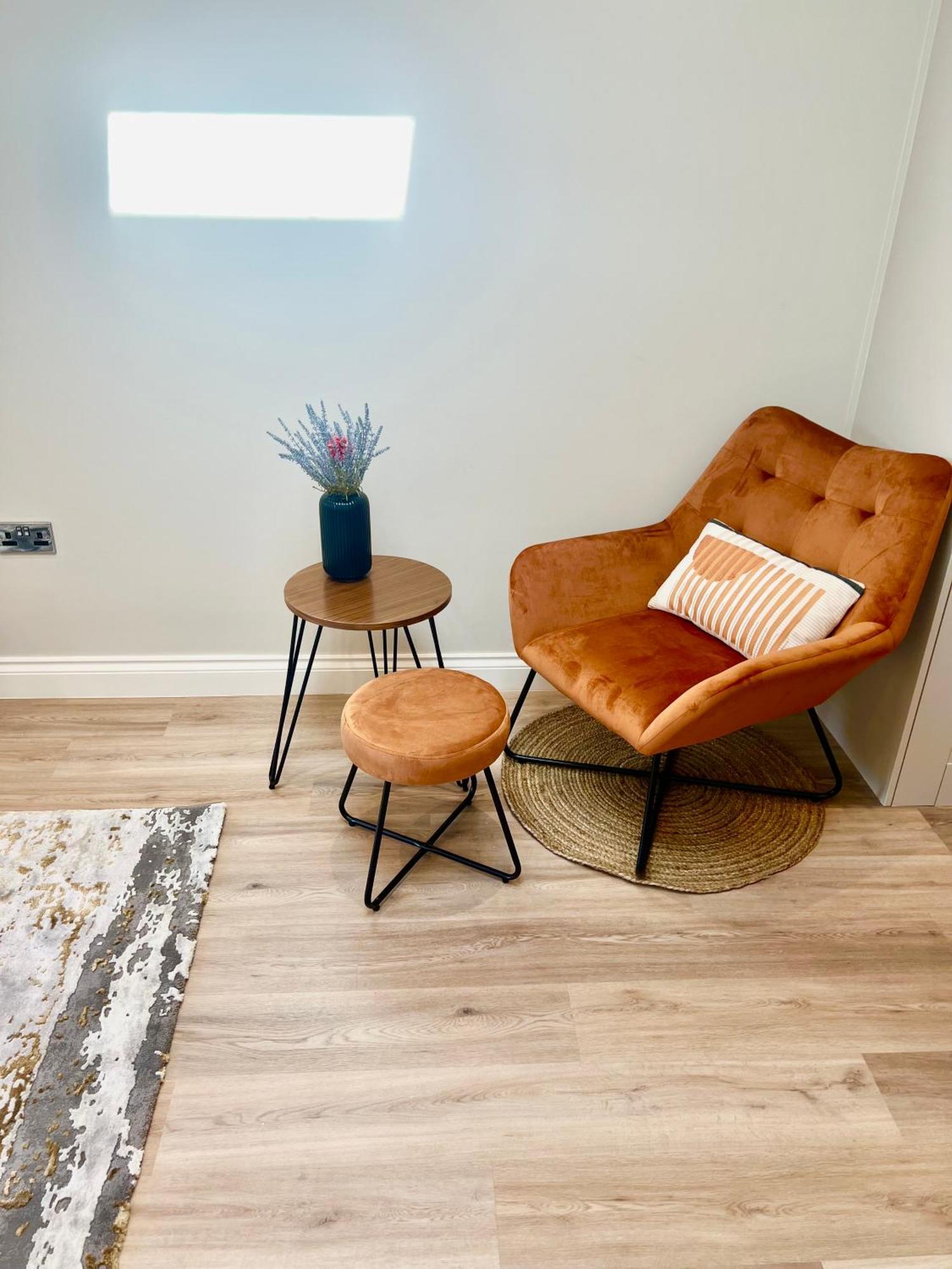 Brand New -coastal Breeze 1-bedroom In With Free Parking- Sleeps 4 Ppl- Internet Apartment