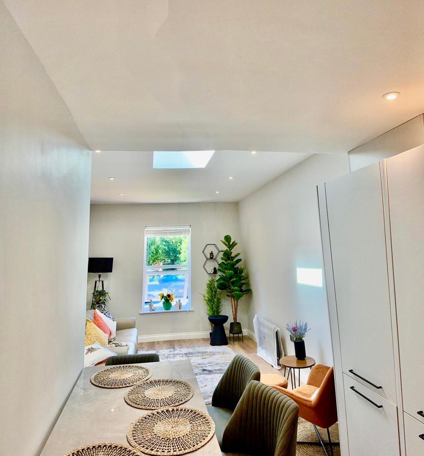 Brand New -coastal Breeze 1-bedroom In With Free Parking- Sleeps 4 Ppl- Internet Apartment