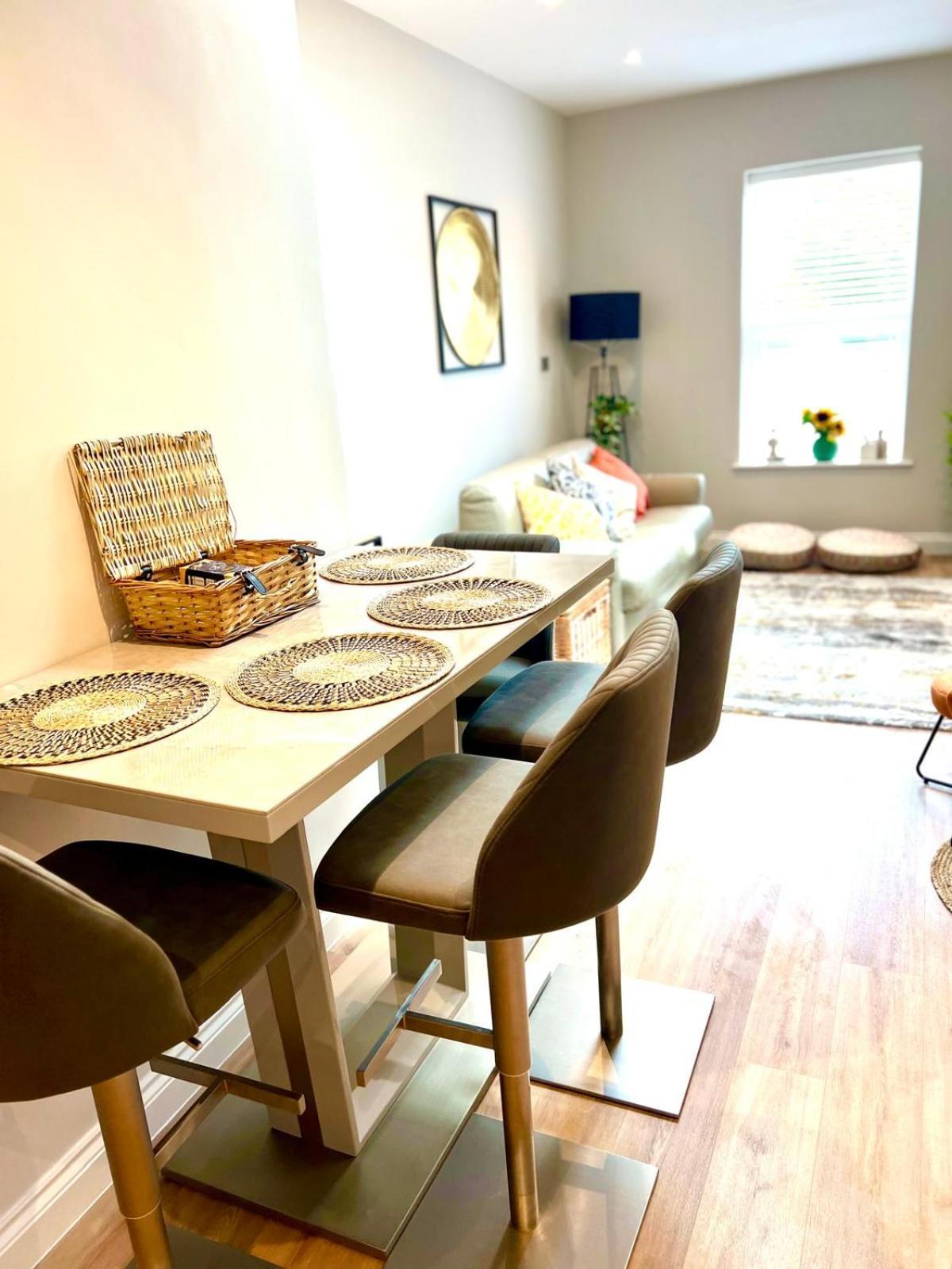 Brand New -coastal Breeze 1-bedroom In With Free Parking- Sleeps 4 Ppl- Internet *