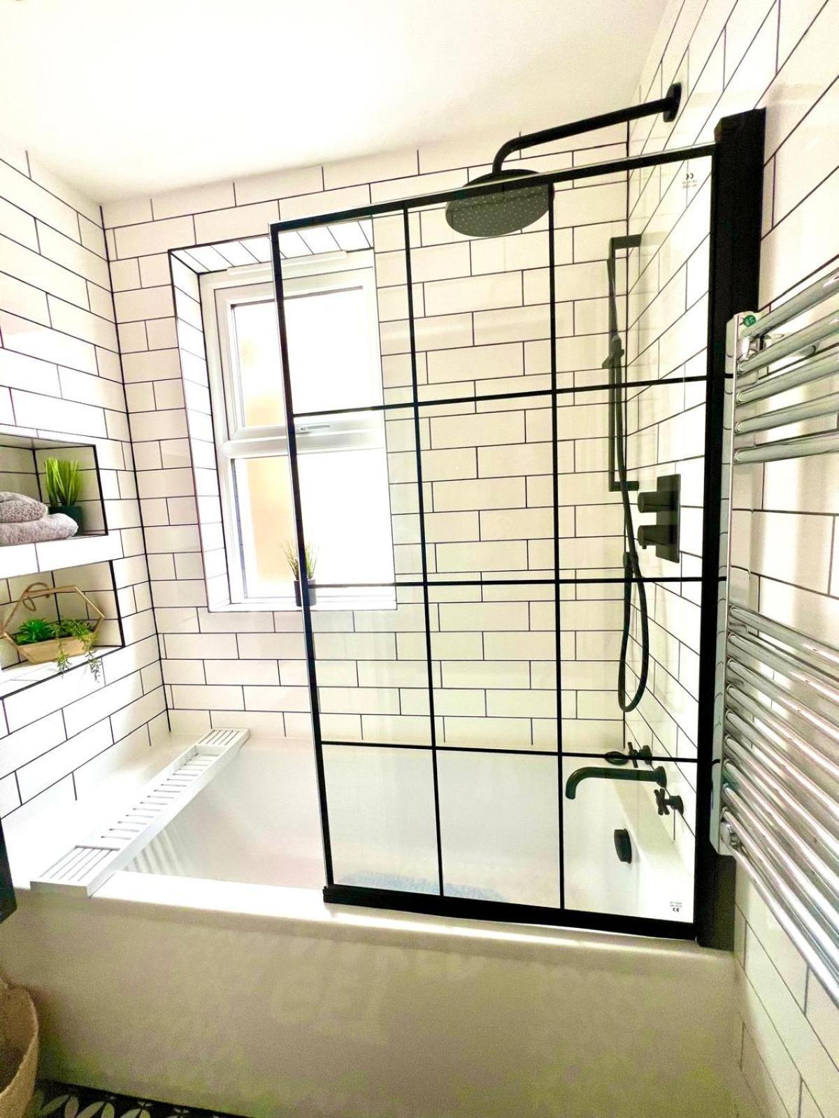 Brand New -coastal Breeze 1-bedroom In With Free Parking- Sleeps 4 Ppl- Internet Apartment *